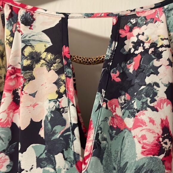 A. Byer floral cold open 3/4 sleeve keyhole neck and back w gold metal detail M - Picture 8 of 12